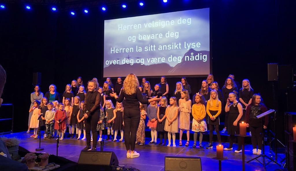 Gospel Teens og barnekoret Lyskastaren deltok på Øygadssong 20. 22. september.