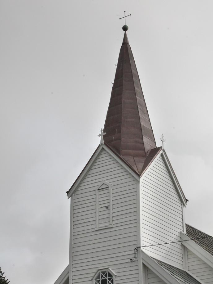 Gravplassen Og tek du deg ein rusletur innafor steinmurane mellom gravene, kjem ei lang historie mot deg og fortel om ei tid med pågangsmot og offervilje og omtanke for nabo og nærmiljø som ikkje er