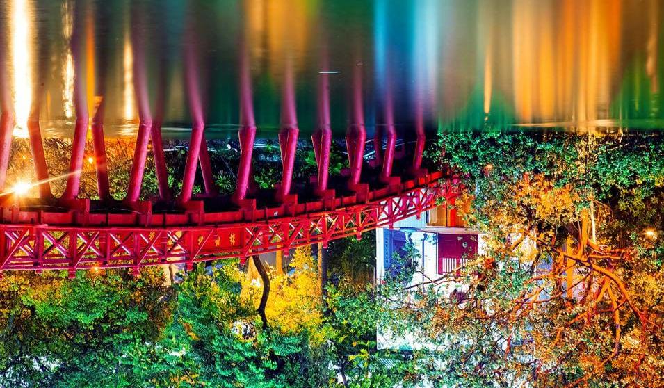 Den røde broen over Kaem Lake, Hanoi moderne kunst, privat bad, air-condition, minibar, balkong og store vinduer. Ønsker dere å oppgradere fra balkongsuiten, kontakt oss.