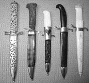 6 ØSTRE-POSTEN 3-11 viser at det er brukt fler forskjellige stempler, noe som gjør kniven spesiell. Slirene er alle laget av lær, nr 5 har en typisk Blikstad tolleknivdekor.