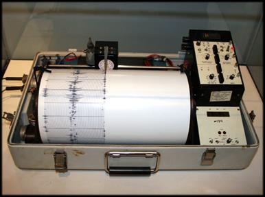 FABEKO - Seismikk σεισμός seismós «å ryste/skjelve» Seismografer i) En masse med stor treghet Opphengt i en ramme med et fjærsystem som benytter tyngdekraften og fjæropphenget for å bestemme et