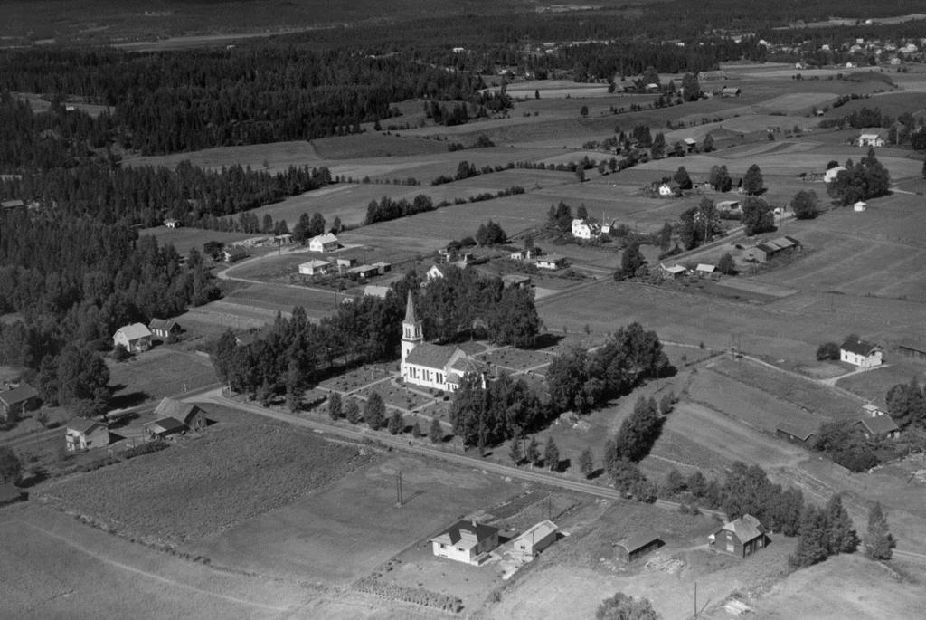 R åhol t sent rum Foto 1: Flyfoto av området rundt Råholt kirke i 1953. Foto produsert av Skappel, Wilhelm/Fjellanger Widerøe A/S (https://digitaltmuseum.