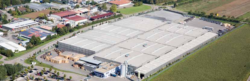 Dette omfatter mer enn 148 000 m² til produksjon og lagringsområder. Det er der våre produkter blir laget av en moderne og automatisert produksjon.