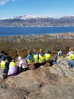 Overgang til skolen: Sortland kommune har handlingsplan for overgang fra barnehage til skole og SFO i henhold til nytt planverk. Planen skal forbedre overgangen mellom barnehage og skole.