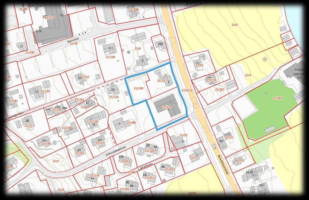 Bebyggelsen i det omkringliggende området består både av lav boligbebyggelse og noe større sentrumsbebyggelse. Figur 1: Oversiktskart. Planområdet parkert med blått.