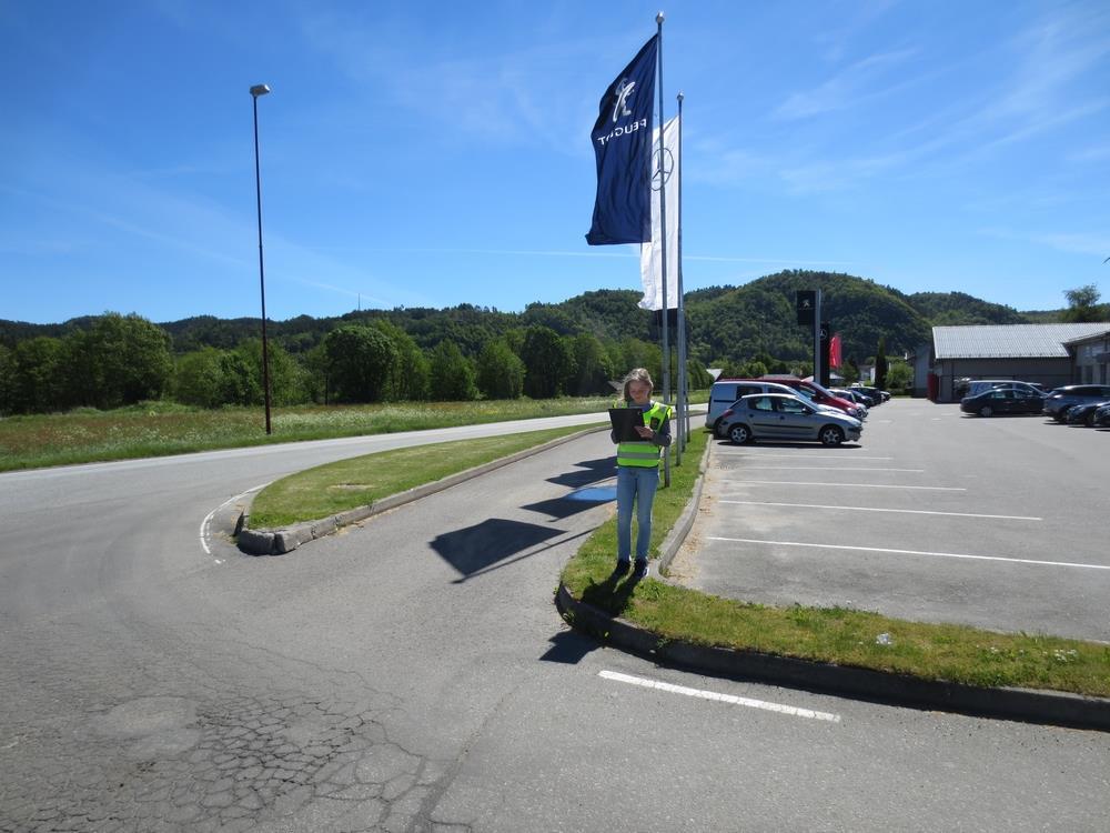 POST 1: Høyresving inn på gang- og sykkelvei Bildet viser hvor det er lurt å plassere seg.