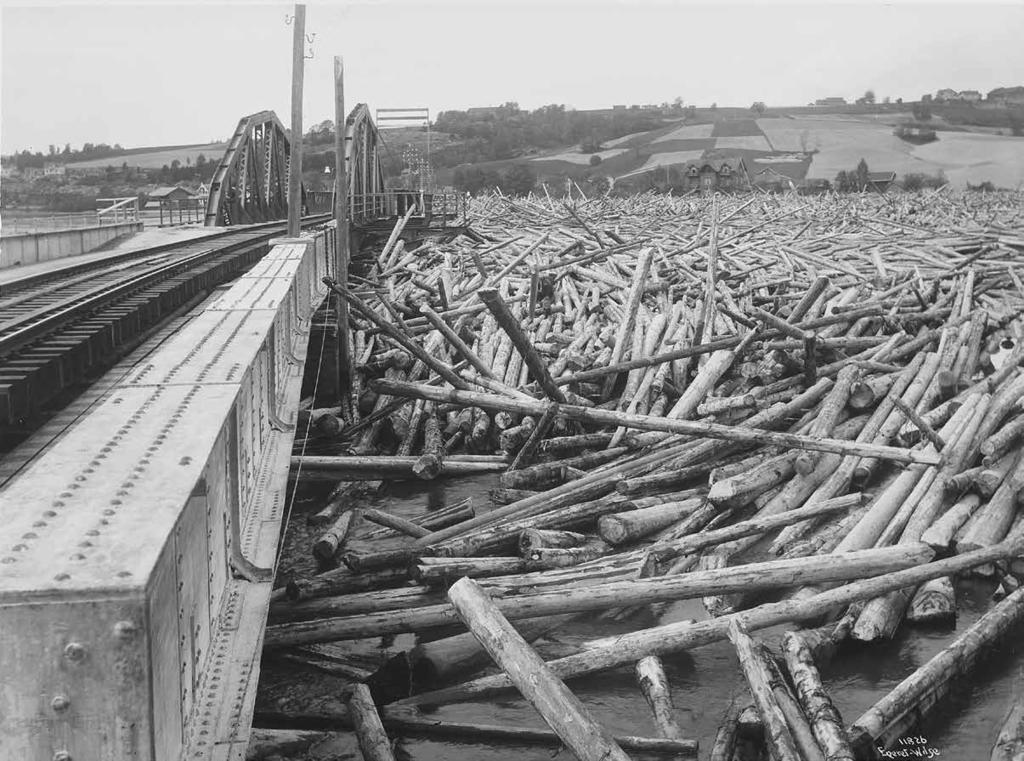 Nasjonalbiblioteket. www.nb.no MODERNE OG NYTT. MED RØTTER I NOE VELDIG GAMMELT Den første tømmerfløtingen på Glomma skjedde på 1300-tallet, og siden har tømmer og Fetsund vært knyttet sammen.