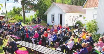 To store båter fraktet oss ut fra Helgeroa og noen kom til den gamle skolen fra øyene rundt. Vi var ca. 150 personer som fikk høre Per Arne Dahl som talte og Janne W.