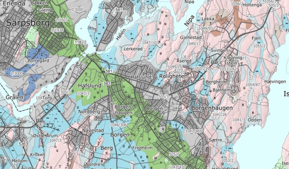 Figur 5-12: Utsnitt som viser registrerte fjellbrønner nært planområdet (blå pil) (kilde: GRANADA nasjonal grunnvannsdatabase). 5.9.