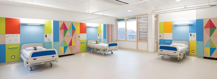Anerkjent designer fornyer et barnesykehus med Formica -Laminat Den britiske designeren Morag Myerscough er kjent for å gjøre sykehus, skoler og offentlige kunstinstallasjoner lysere med fargerike og