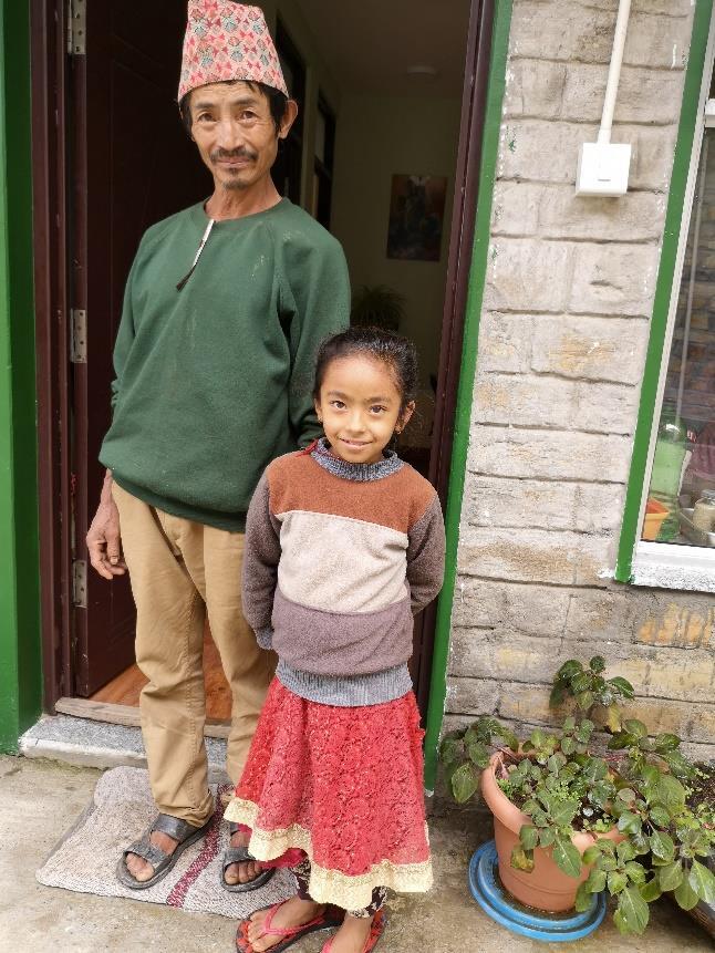 Men så ble det slik at to av deres barn er totalt døve. Sunita er helt døv. Men hun har vært i Kathmandu en gang og der lærte hun og broren tegnspråk.