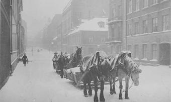 «Karens jul» I novella «Karens jul» frå 1885 fortel Amalie Skram om ei ung mor og barnet hennar som begge frys i hel ei kald vinternatt på ei bryggje i Kristiania.