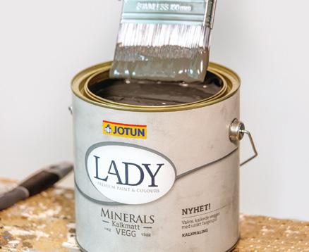 Flatene påføres deretter et strøk LADY Vegg-produkt i samme farge som LADY Minerals toppstrøk.