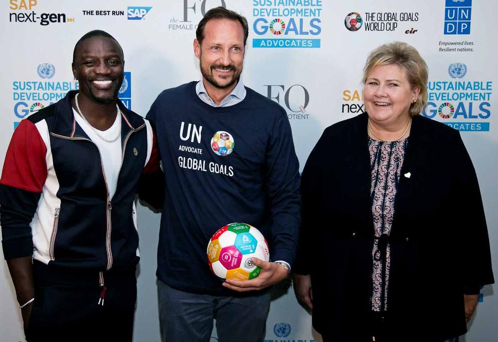 BISTANDSAKTUELT 4.2019 Tema: Har Afrika en digital fremtid? 17 Akon er goodwill-ambassadør for FN. Her er han sammen med Erna Solberg og kronprins Haakon Magnus etter en showkamp i New York i 2018.