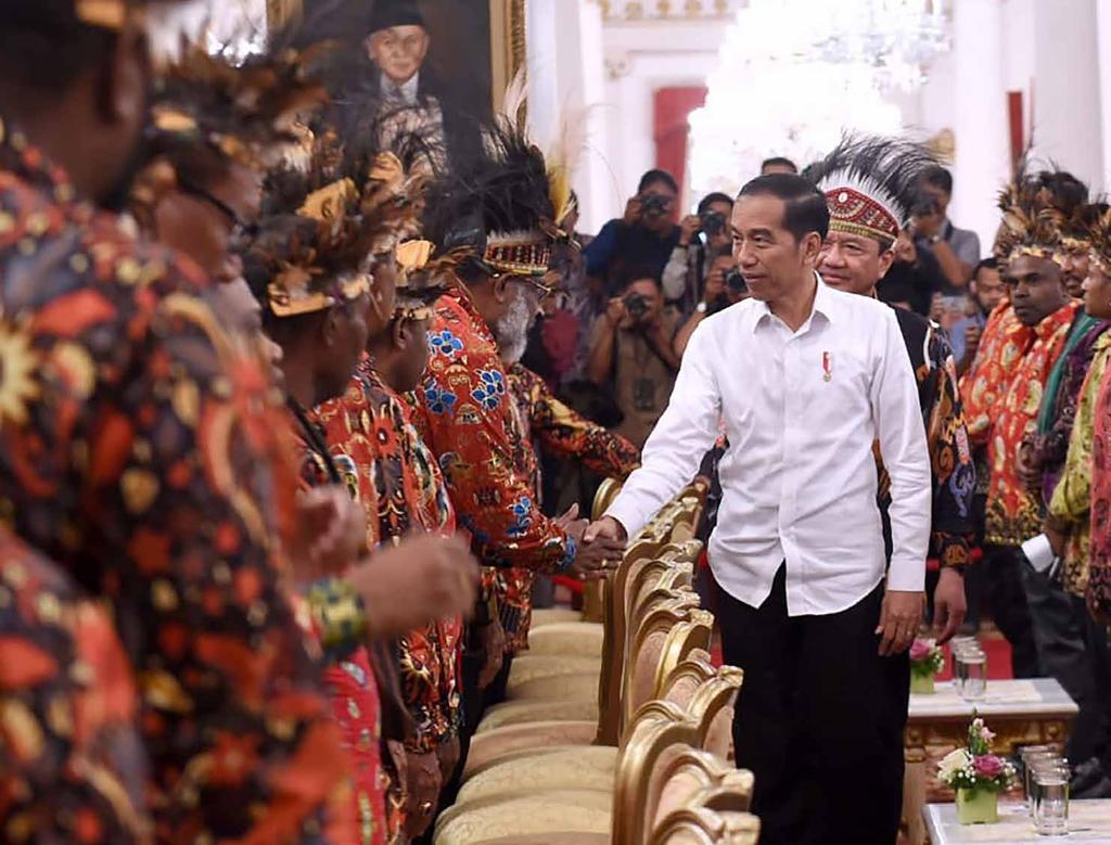 8 Aktuelt 4.2019 BISTANDSAKTUELT President Joko Widodo (i hvit skjorte) under et møte med ledere fra provinsene Papua og Papua Barat tidligere denne måneden.