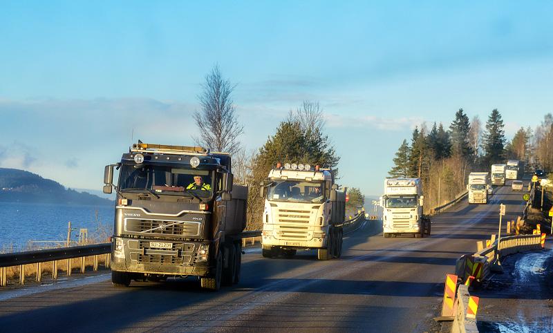 Tungbiler gjennom anleggsområde. Foto: Knut Opeide, Statens vegvesen Høyere opp i konstruksjonen er kravene til råstoffet strengere, og muligheten for å bruke lokale materialer kan være mindre.