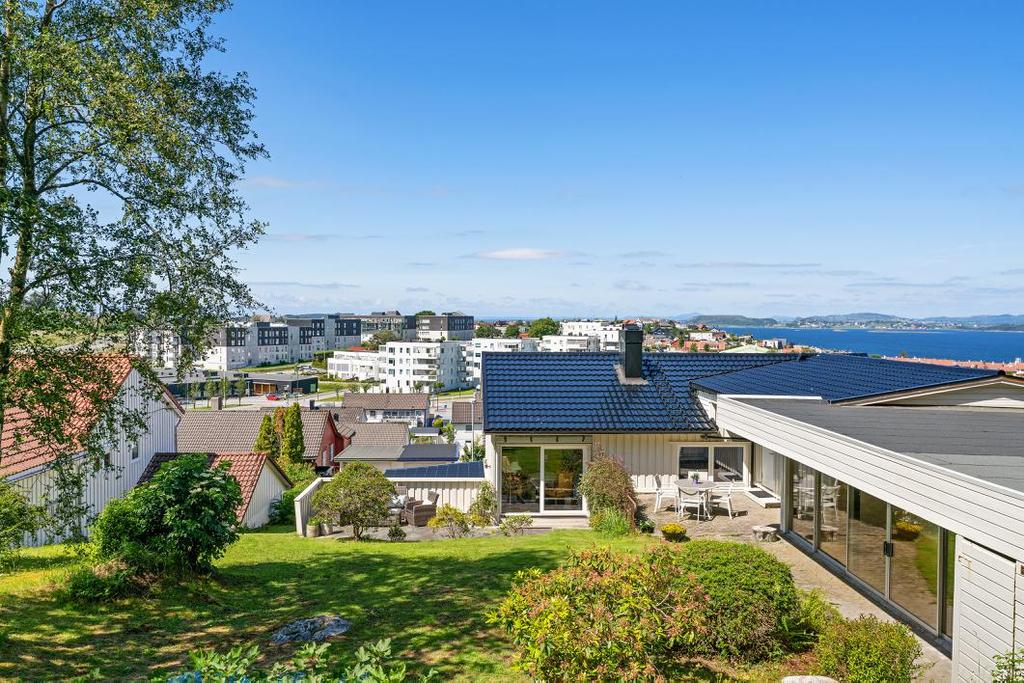 Hellelagt terrasse med god plass til utemøblering.