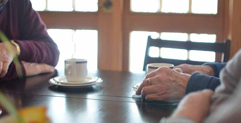 Frammøtet varierer, men stort sett er vi rundt 30 stykker på sangstundene. Samtidig som vi serverer kaffe og kaker, får vi mange hyggelige samtaler. Etter kaffen er det allsang.