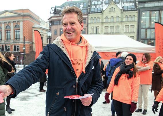 De beste advokatene vrir sin portefølje over på mer innbringende oppdrag, sa Jens Johan Hjort, som delte ut løpesedler.