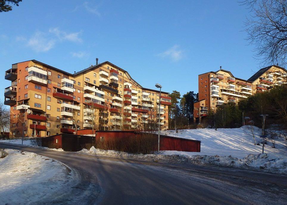 Det bør vel for rettferdighetens skyld nevnes at arkitektene også hadde klare forbilder, blant annet fra Sverige der den engelske arkitekten Ralph Erskine hadde gjort spennende ting.