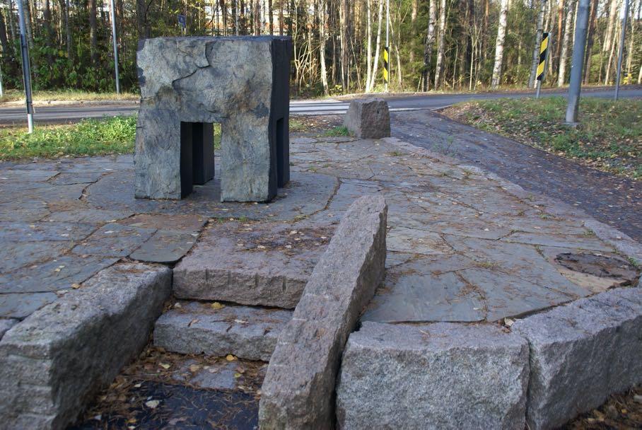 Ravnåsveien, Holmlia (Foto: GB) Når jeg tar gangveien hjem fra Holmlia til Hallagerbakken, passerer jeg ved innkjøringen til Holmlia kirke en annen stein; ved Ravnåsveien.