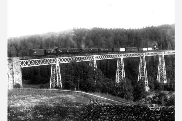 10 Smaalensbanen og jernbanebroen (Ljansbroen/Ljansviadukten) Vi må gi plass til en omtale av den gamle jernbanelinja som gikk på nedsiden av borettslaget vårt og med en svært spektakulær bro over