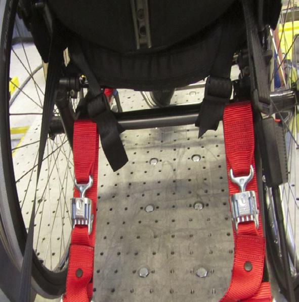 8.3. Da kan brukeren kjøres uten fastordning med rullestolen vendt med ryggen mot kjøreretningen. Rullestolen skal alltid festes i kjøretøy med 4-punkts belte.