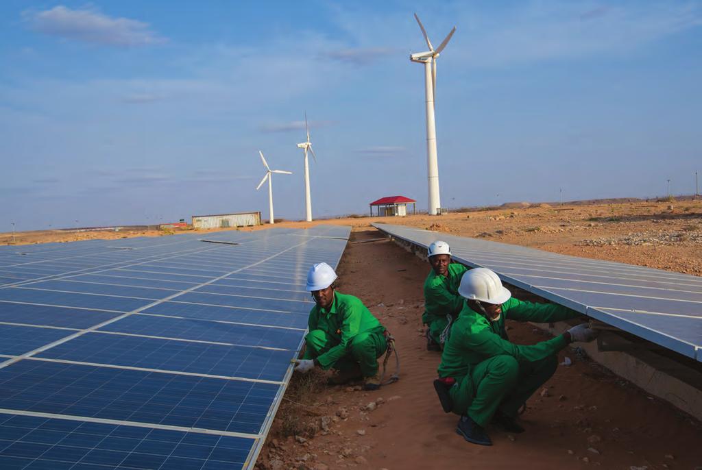 Vind og solcelleanlegg i Garowe, Puntland i Somalia. Tidligere pirater har fått yrkesopplæring som elektrikere, og jobber nå med å drifte anlegget.