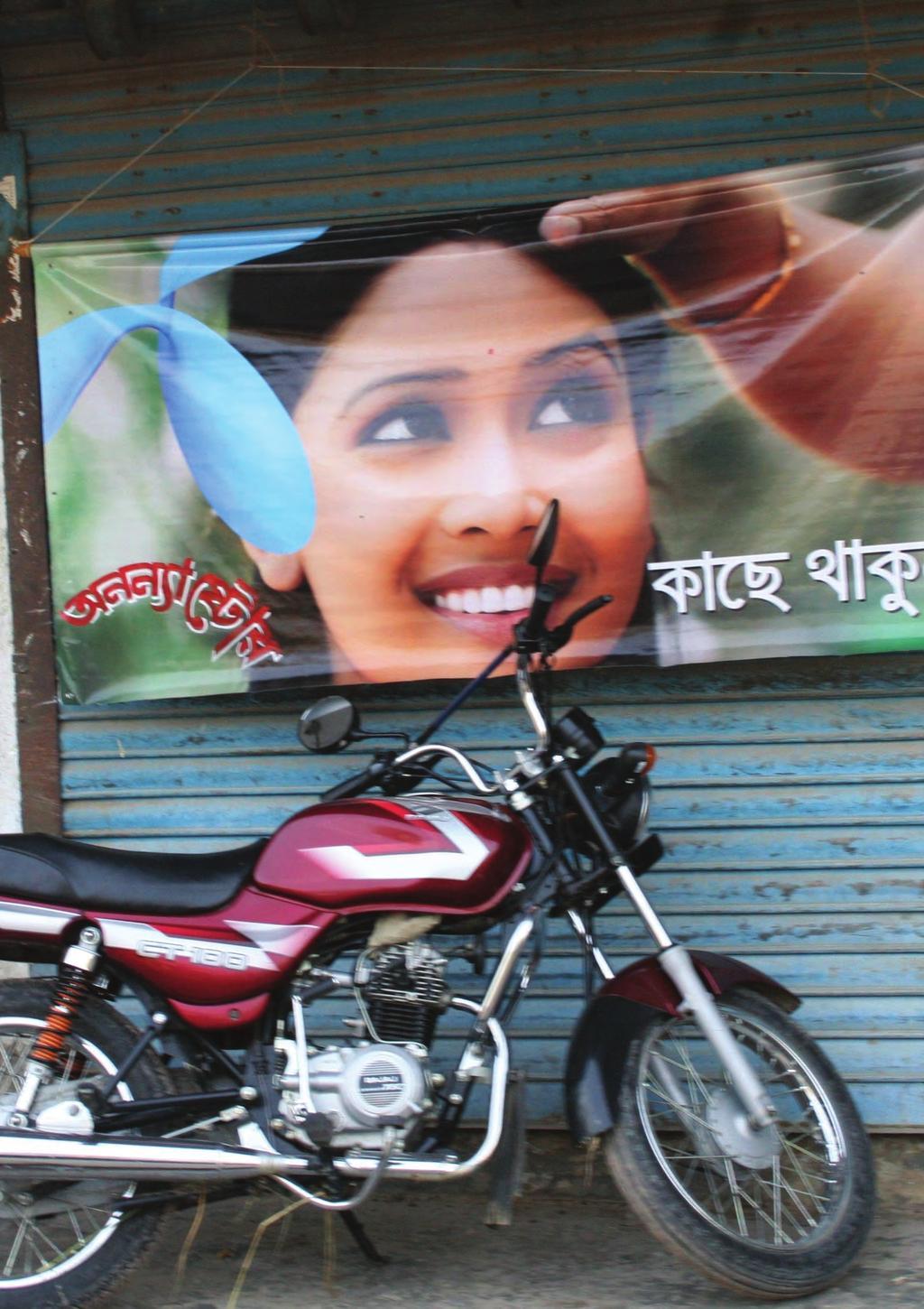 Bangladesh. Selskapet Grameen Phone, som hovedsakelig eies av Telenor, driver massiv markedsføring i Bangladesh. Her er et banner med reklame for Grameen Phone i Kurigram.