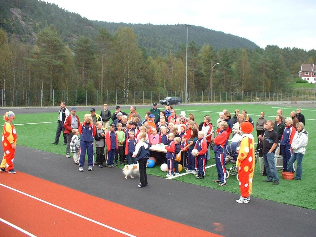 Bilde fra åpningen av Kvinlog kunstgressbane og 110m kunststoff løpebane høsten 2002. Foto: Rune Svindland Øye skole fikk ved hjelp av Øye grendeutvalg satt opp ballbinge sommeren 2002.