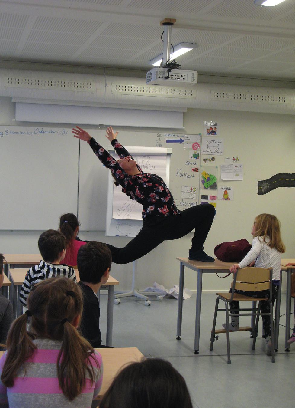 Silje Solheim Johnsen i OPPDAGEREN (2015), en forestilling som er del av SETT ORD PÅ DANSEN Foto: Anita Bjørkli Det tas notater fra samtalene som sammenstilles til en felles anmeldelse fra klassen