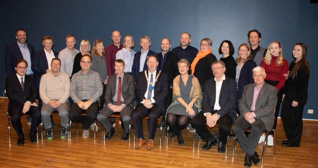 Og dette var deltakerne på det siste kommunestyremøtet i Vikna, samt rådmann Roy Ottesen og ungdomsrådsrepresentantene.