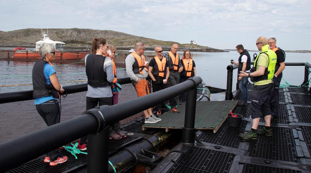 Ble kjent både med hverandre, kommunen og næringslivet De ansatte i Strategi og samfunn fikk blant annet et innblikk i lokalt næringsliv da de besøkte visningsanlegget til Salmonor.