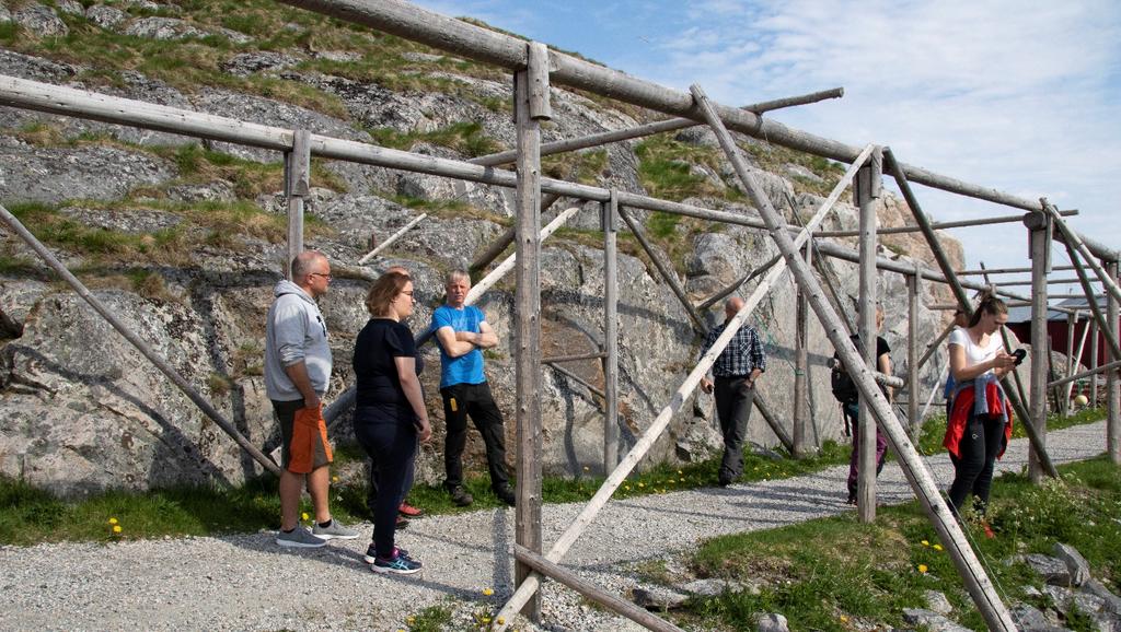 kommuner. Derfor er det satt i gang et arbeid med å bygge kulturen innad i avdelingen. Ut på tur Tirsdag tok Camilla Vågan med seg de fleste av de som skal jobbe i avdelingen ut på tur.