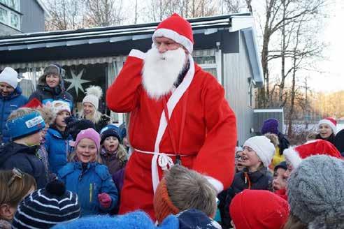 14 Følg Eiksmarka Vel på Facebook Foto: Lasse Aarønæs kulturaktiviteten i distriktet vårt med nesten hundre medlemmer. Barna med foreldre gikk rundt julegranen i flere ringer og sang.