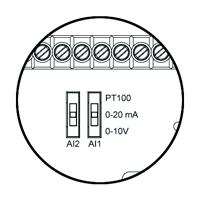 :0 ~ 20 ma( 入力抵抗 270 Ω) 電圧 :0 ~ 10 VDC( 入力抵抗 280 kω) 各アナログ入力の機能は ユニット内部にあるスイッチで選択します このスイッチを操作するには T10 のトルクスドライバーで上面にある 2 つのねじを緩め ユニットのカバーを外します また カバーを外しやすくするために ユニット下部にある 2 つのねじも緩めます