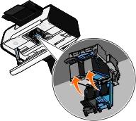 MERKNAD: Ikke berør gullkontaktene på siden eller metalldysene på  7. Sett inn de nye blekkpatronene.