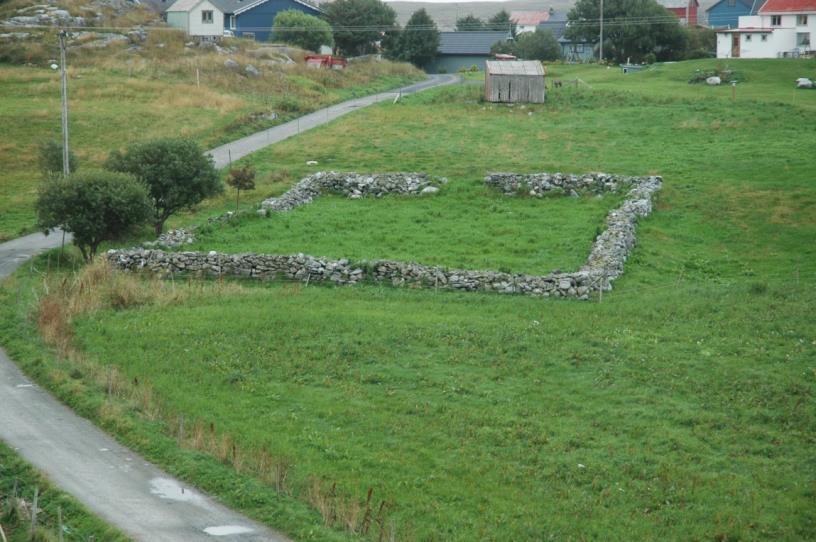 Steingjerde rundt gammel gravplass fra først på 1800-tallet (Husøy i Træna) Kommunale prioriteringer etter type tiltak: Lurøy og Træna er kommuner med mye vakkert kulturlandskap og mange veldrevne