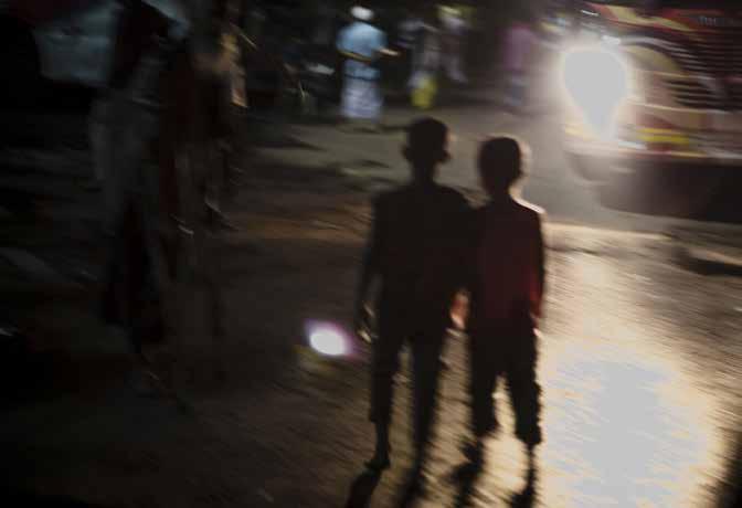 ARKIVFOTO: CJ CLARKE/REDD BARNA - NÅ MÅ VI STÅ SAMMEN MOT KORONAVIRUSET! Tusenvis av barn lever på gata i Dhaka. De er svært sårbare for både rusmisbruk og koronaviruset.