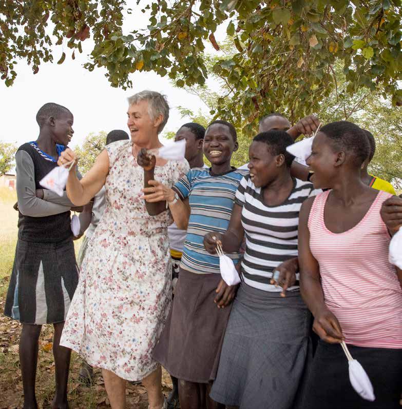 g danser rundt. Utdanningsrådgiveren fra Redd Barna er på besøk i en landsby utenfor byen Gulu. Her har CleanCup-prosjektet pågått i over et år og jentene elaterte prosjektet.