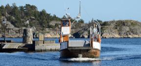 Tvungen pause på "Øysang", norges eldste bilferje i tre som går i rutetrafikk. Sykkelturen går først til Risør. Benytt dere av Risør by's fasiliteter, mens dere venter på ferja.