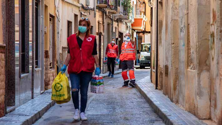 3 1 2 RØDE KORS I VERDEN Virus har ingen landegrenser I Alicante i Spania bringer frivillige matvarer hjem til personer som ikke kan handle selv. I alt har 340.
