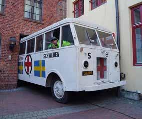 Foto: Martin Giæver Millimeterpresisjon: Den historiske bussen skulle gjennom mange trange åpninger på sin vei fra kjelleren til resepsjonen på Nasjonalkontoret.