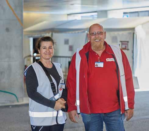 RØDE KORS I NORGE Foto: Erik Norrud Benny Larsen og Katica Medakovic er ledsagere for pasienter som har avtale på Drammen sykehus. Vår oppgave er å hjelpe til og skape trygghet, sier de.