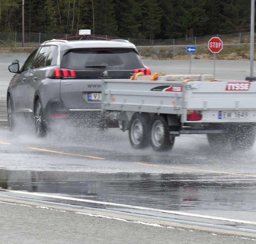 Bilde 15 The Peugeot 5008 while performing the Curve Test while towing a trailer Kjøring i sirkel (Rundkjøringstesten)(Roundabout test) Denne utprøvingen utføres for å undersøke stabiliteten på bil