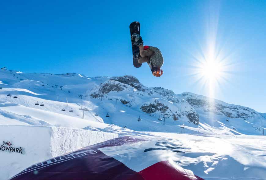 Snowboardkjører i Ischgl Snowpark i Tirol i Østerrike. ID 135644657 Nibogdan Dreamstime.