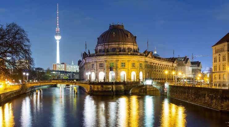Utsikt over Bodemuseum og Museumsinsel ved elven Spree i Berlin (Tyskland) på kveldstid. ID 69718700 Sven Hansche Dreamstime.