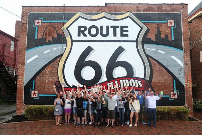 Vi cruiser gjennom hjertet av Amerika, gjennom småbyer og fantastiske landskap. Vi cruiser The Mother Road Route 66 er 2.320 miles (3.712 km) lang.