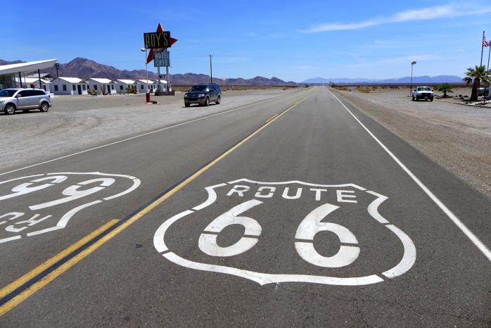 Langs Route 66 dukket det opp nye, fine moteller, kafeer, bensin- og servicestasjoner, samt små og store attraksjoner.