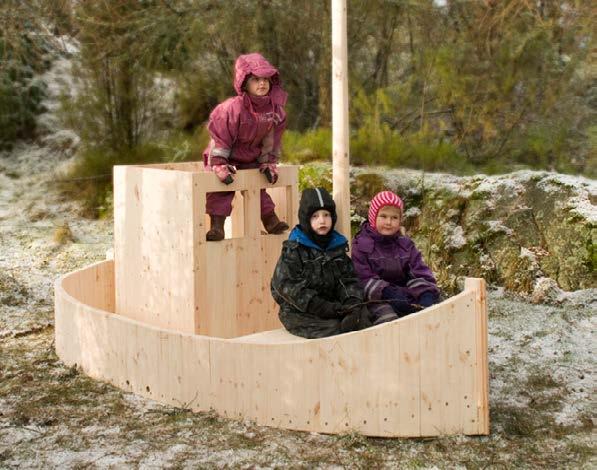 Solid utførelse i kjerneved av furu der staver med not og fjær skrues sammen.